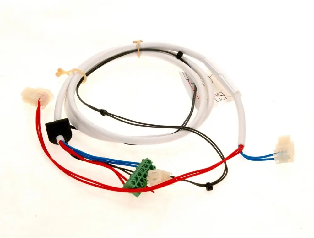 Bosch Kabel mit mehreren Anschlussdrähten, darunter braune, rote und blaue Leitungen, sowie Stecker und eine grüne Klemmenleiste zur elektrischen Verbindung.
